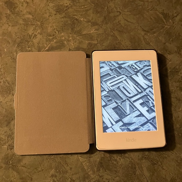 KINDLE PAPERWHITE 7th GENERATION, built in light, Wi-Fi, case & charging cable - Picture 7 of 8